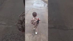 رغم الامطار الا ان العميد علي لايكل ولايمل عن الاستجابة لله ولسيد القائد رضوان الله عليه